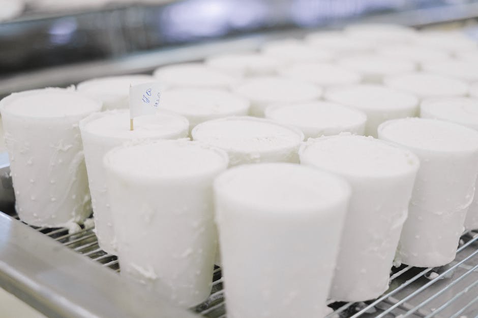 Frische Rohmilch wird in einen Käsetopf gegossen
